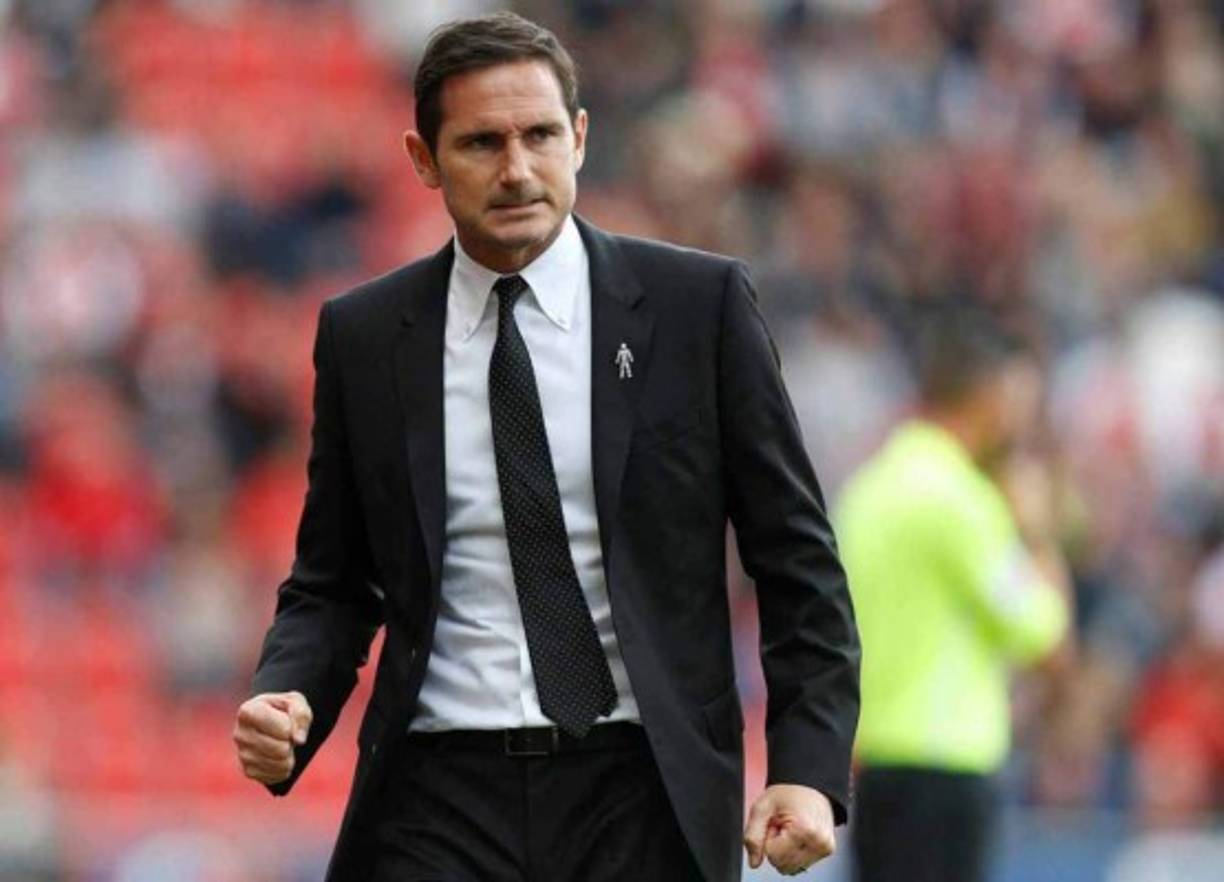 El regreso de Frank Lampard al Chelsea, esta vez como entrenador, está un paso más cerca. El Derby County, club con el que se quedó a las puertas de ascender a la Premier, ha dado luz verde a su técnico para que negocie su fichaje por los 'blues'.<br/>