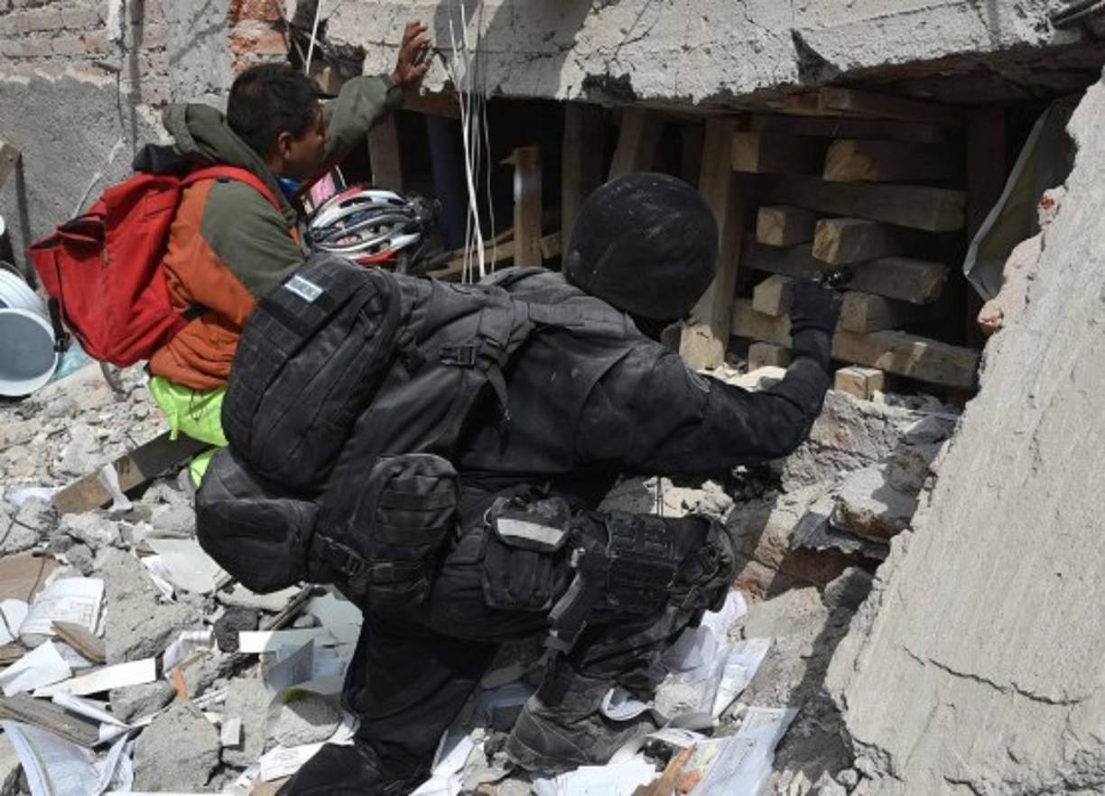 Los rescatistas afirman que seguirán luchando por sacar a las personas atrapadas en los edificios destruidos.