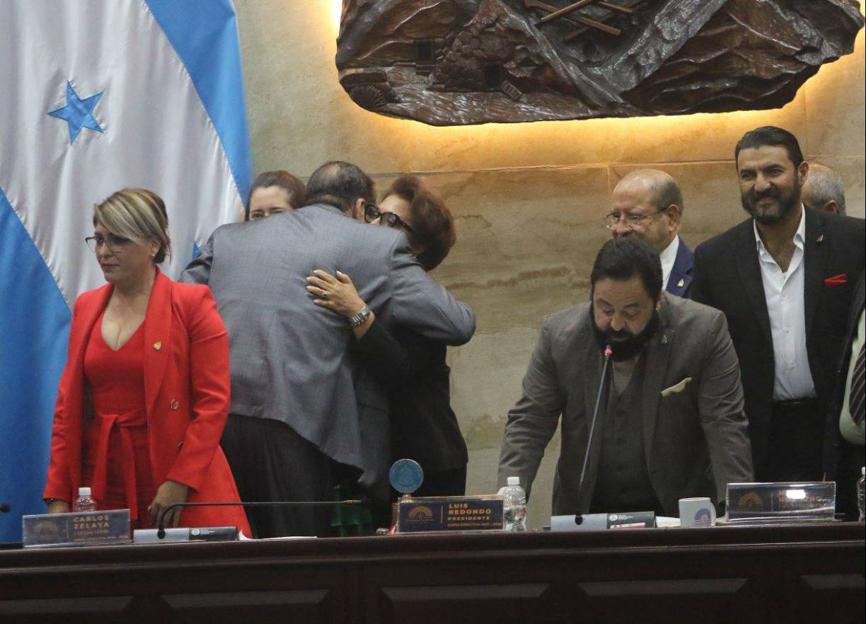 La moción nominativa con los nombres de los quince postulantes para ser magistrados fue presentada por Mario Segura, jefe de bancada del Partido Liberal.