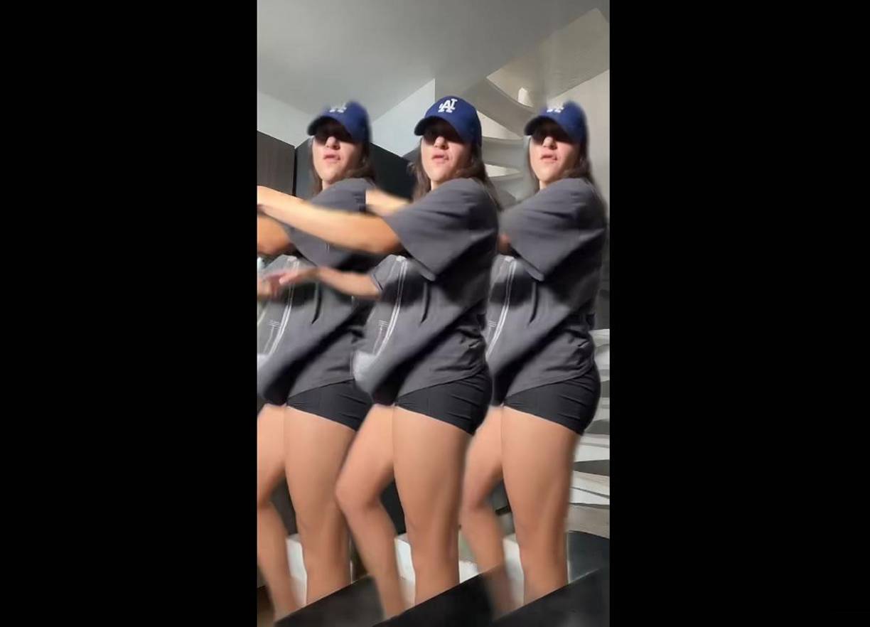 En uno de ellos aparece bailando temas de reggaetón mientras porta una camiseta holgada, gorra azul y short negro, haciendo movimientos muy sensuales.