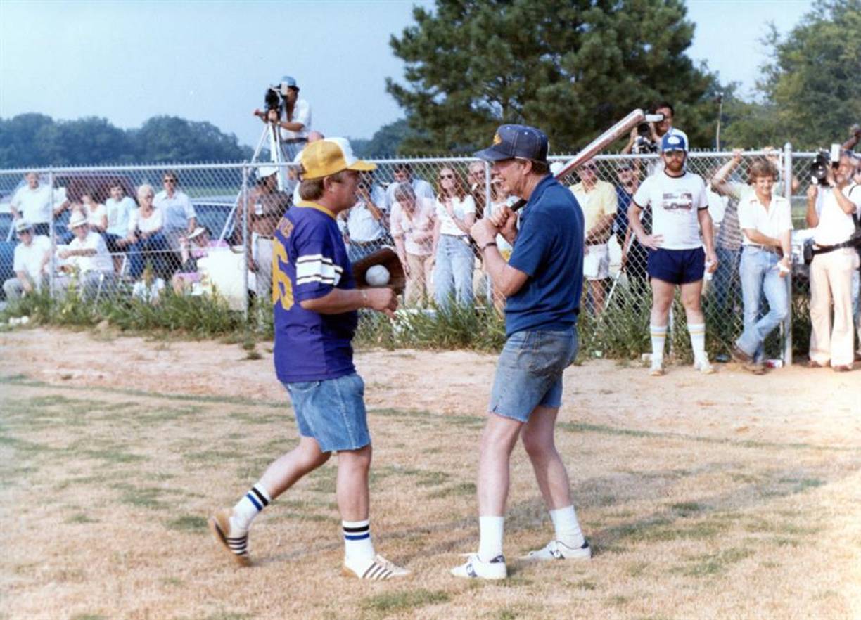 Carter era poco conocido a nivel nacional, pero su origen sureño, su apariencia honesta y su sonrisa luminosa cautivaron a un país desilusionado con la política tradicional y ansioso por recuperar la autoestima tras el escándalo de Watergate y la guerra de Vietnam.