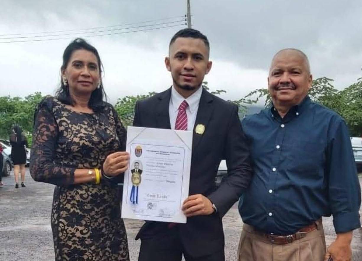 Además, era hijo del reconocido líder político de Goascorán, el profesor Julio Villatoro. 