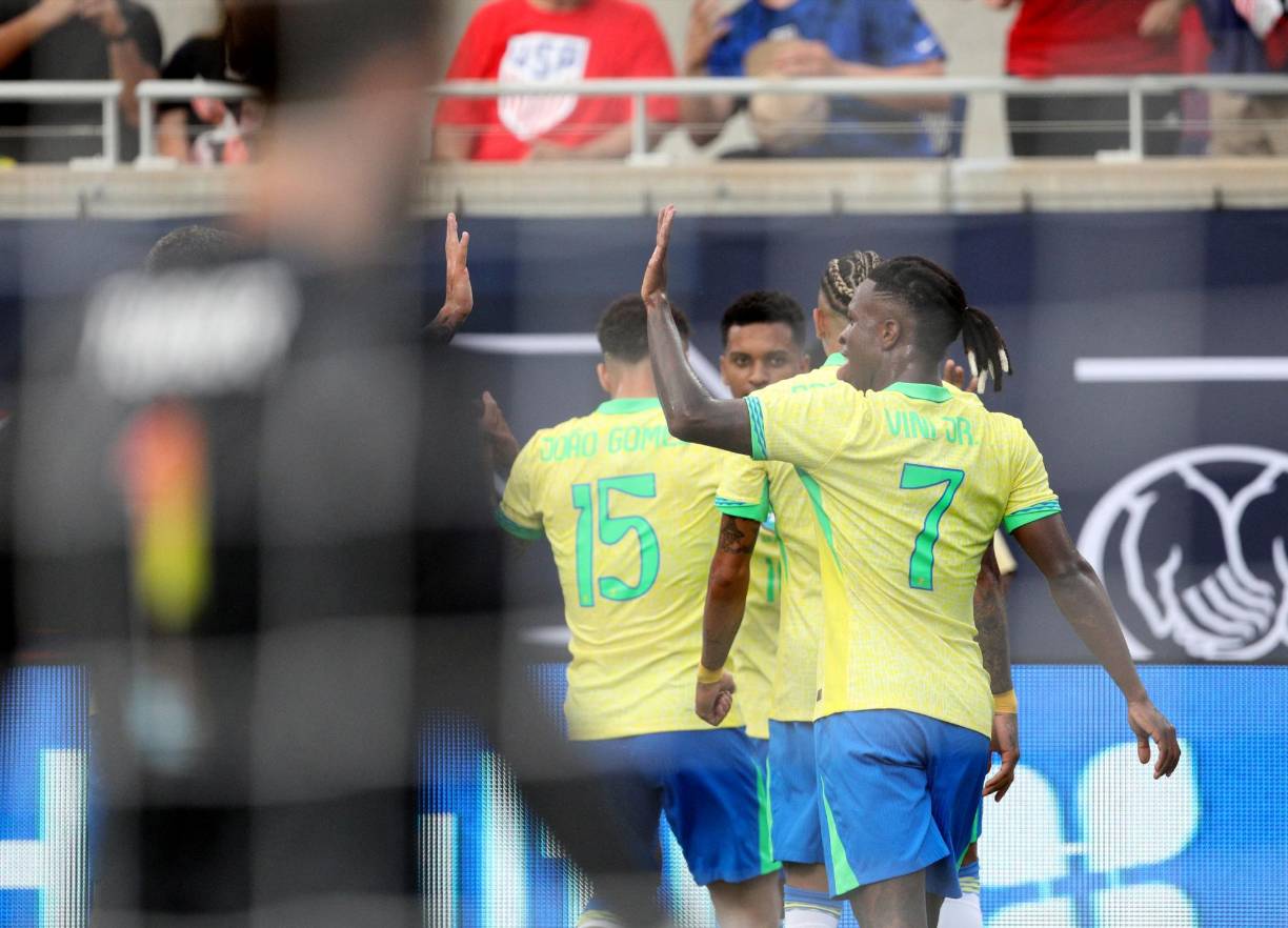 “No sé si será una campaña publicitaria o no, pero hace pocos días le estuvo pidiendo entradas a Vinicius para ver un partido y eso contradice lo que ha dicho...Fue una sorpresa no sólo para mí, sino para todo el grupo”, fueron las palabras del jugador del Barcelona.