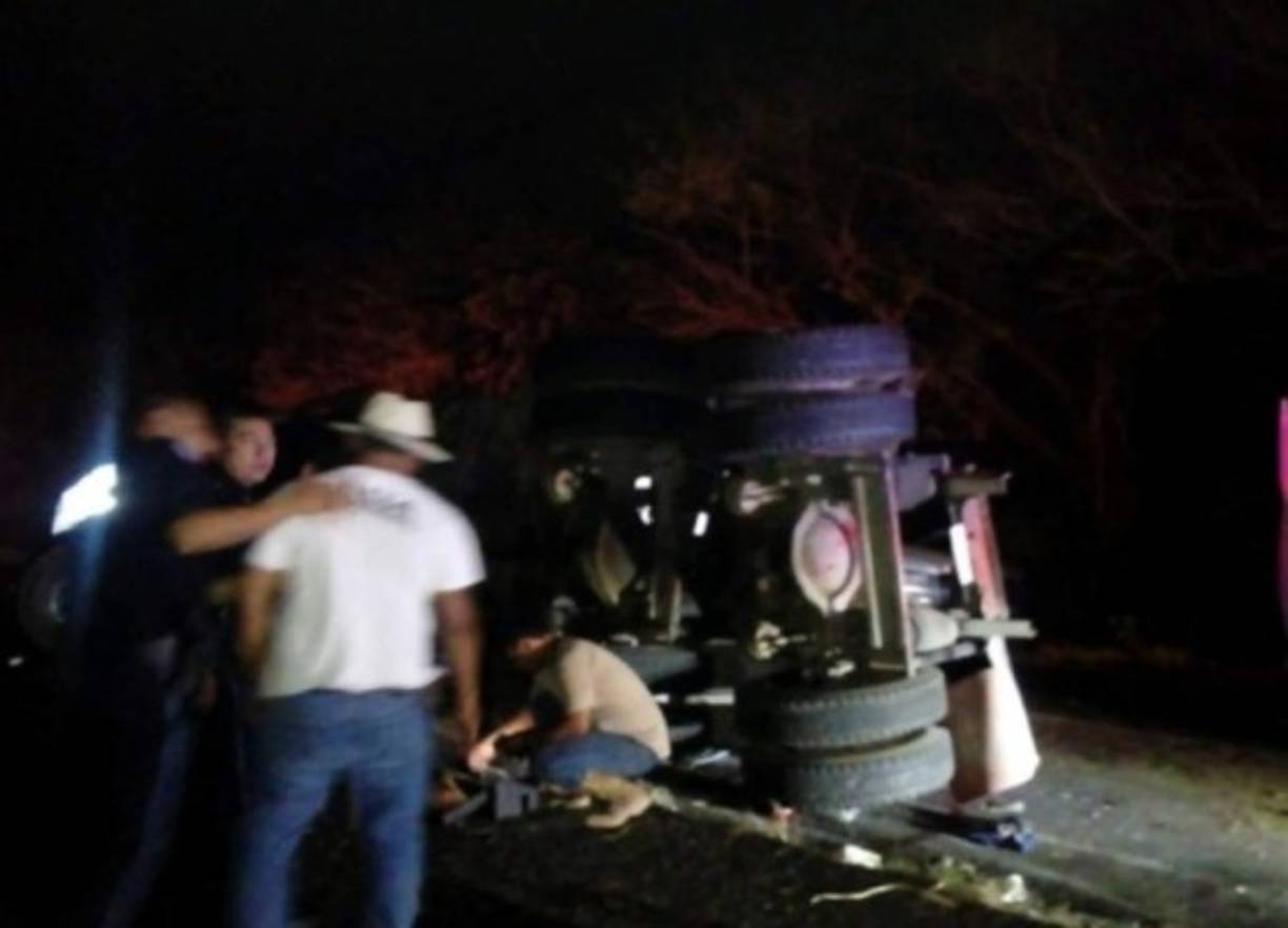 Algunos de los hondureños siguieron su camino tras el accidente, informaron algunos de los heridos.