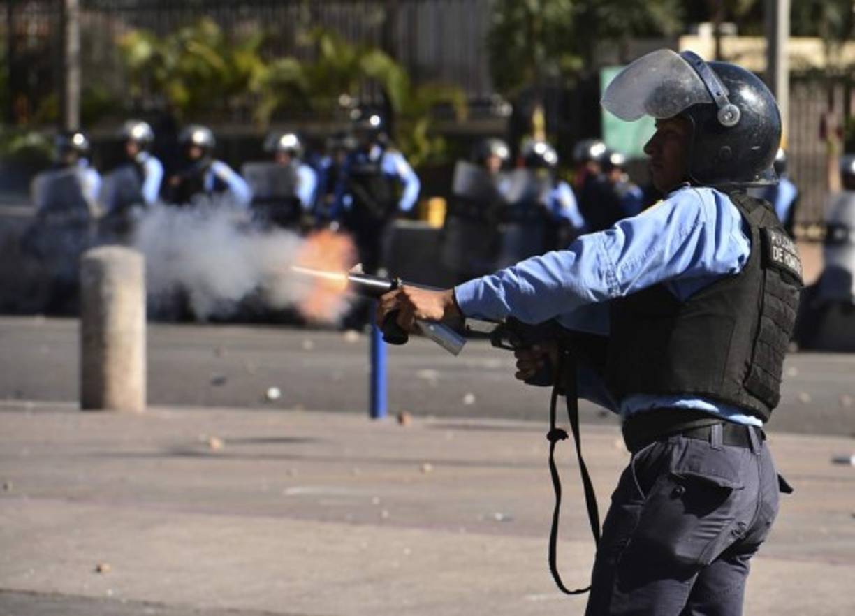 Supuestos estudiantes de la Universidad Nacional Autónoma de Honduras se enfrentaron con agentes de la Policía hondureña en Tegucigalpa.