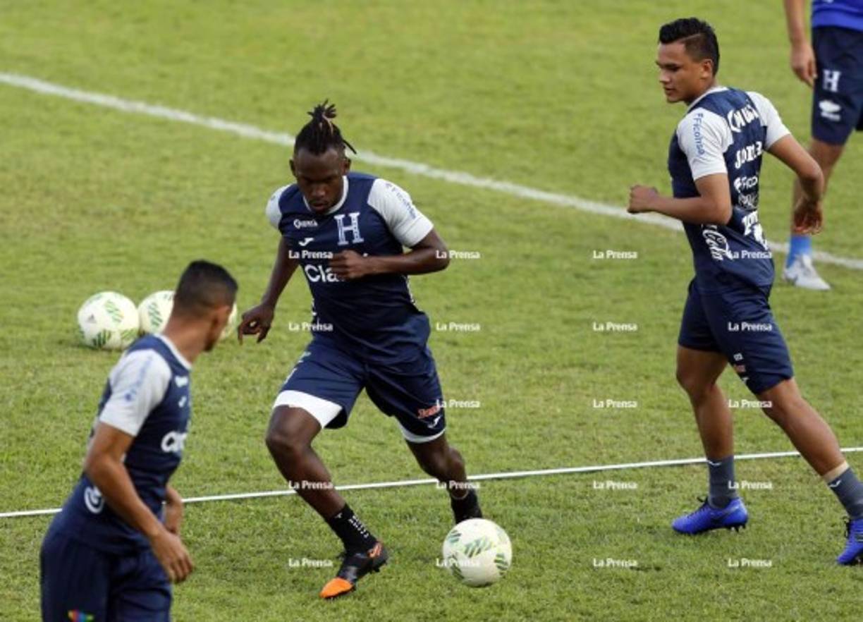 Alberth Elis en uno de los ejercicios de la práctica.