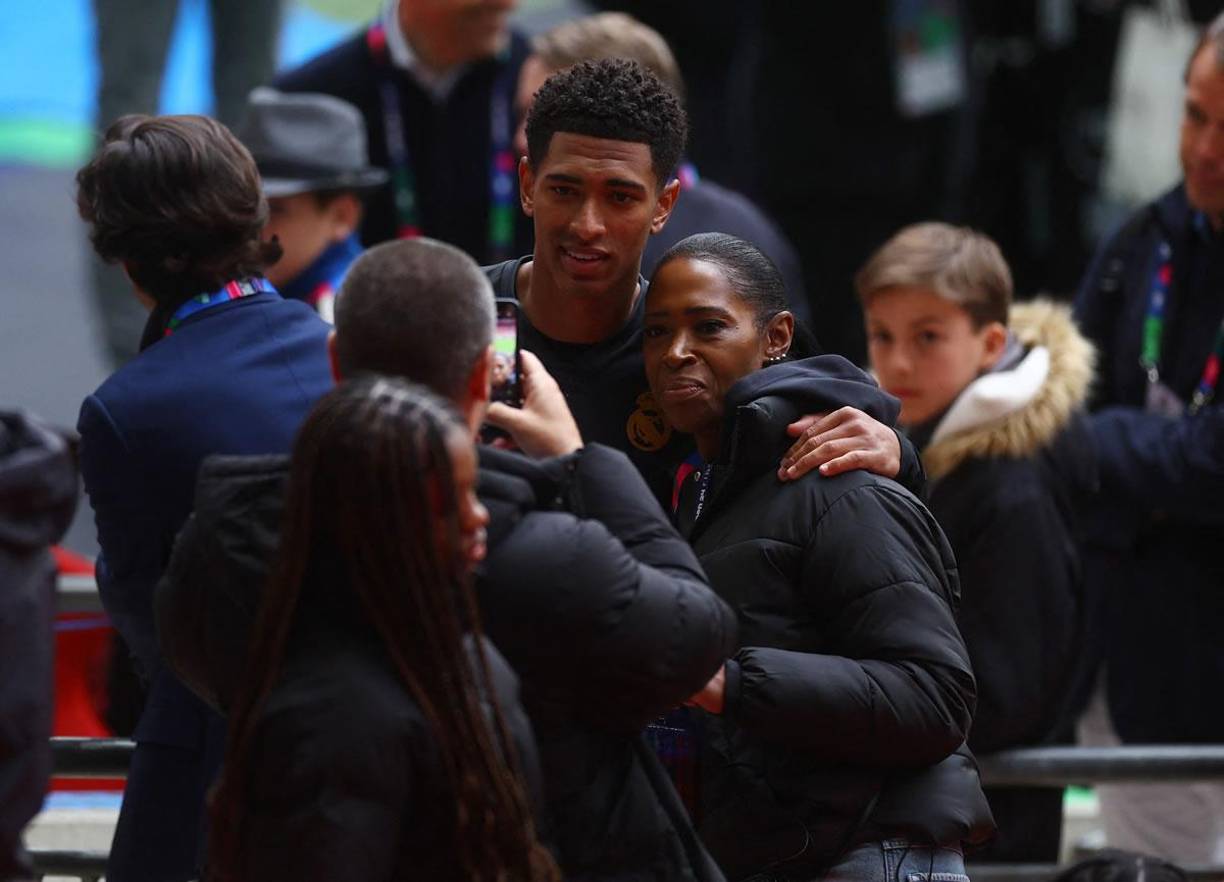 Jude Bellingham recibió una especial visita en Wembley. La mamá del futbolista inglés estuvo presenciando el último entrenamiento de su hijo antes de su primera final de Chmapions. El amor de madre nunca falla.