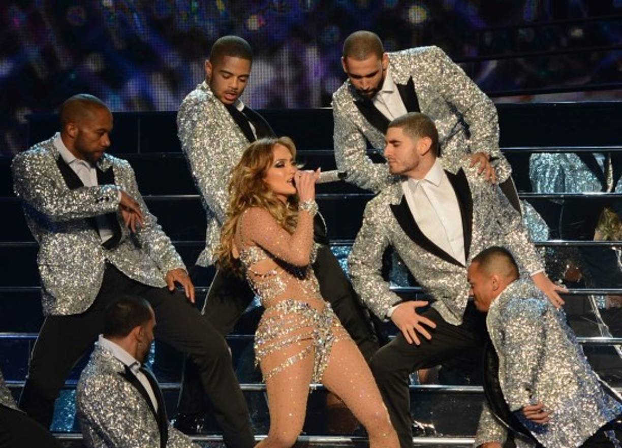 La estrella latina contó también con el apoyo de su inseparable novio y bailarín Casper Smart, así como sus amigos más cercanos.<br/>