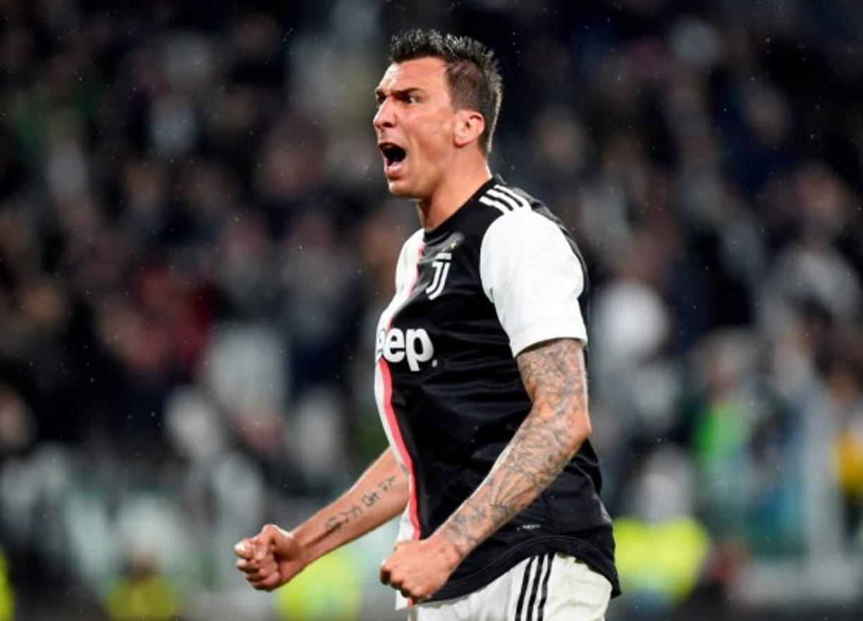 Mario Mandzukic ya se encuentra en Doha para pasar los exámenes médicos de rigor para luego fichar con el Al Duhail, donde se reencontrará con su ex compañero en la Juventus, Medhi Benatia. El acuerdo será por 18 meses a cambio de 5 millones que deberían ir a las arcas de la Vecchia Signora. El delantero croata no juega oficialmente hace seis meses porque el entrenador Maurizio Sarri lo apartó del grupo.