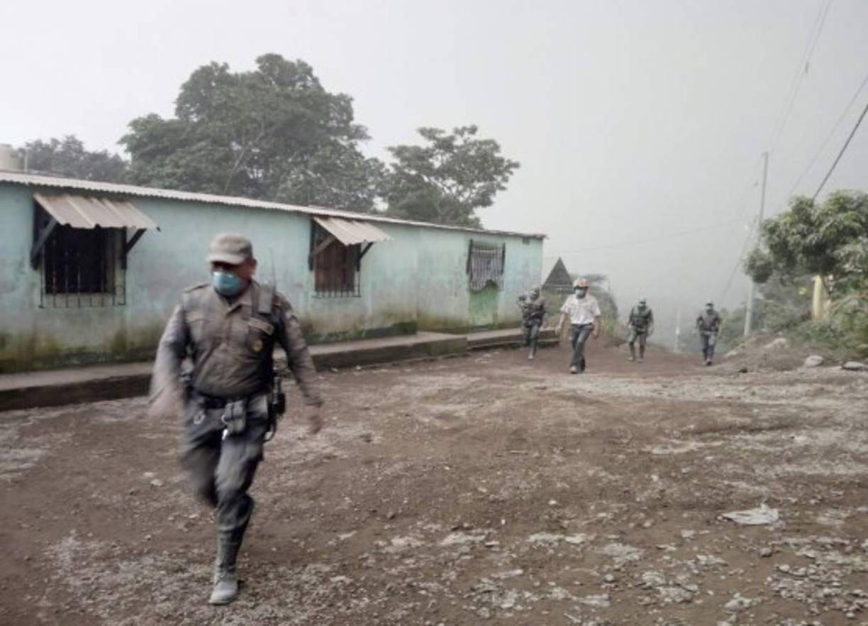 El volcán de Fuego, situado entre los departamentos de Escuintla, Sacatepéquez y Chimaltenango, había generado su primera erupción de 2018 en enero pasado.