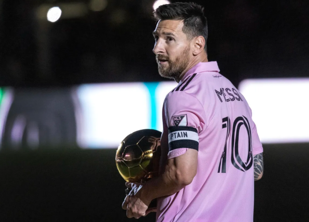 3. Leo Messi: Pese a su octavo Balón de Oro este año, según la IFFHS, el astro argentino ya no está en el primer lugar de la lista.