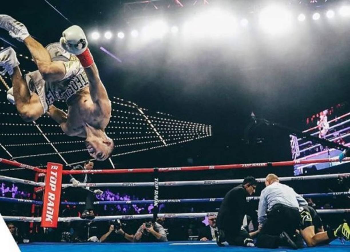 El original festejo de Teófimo López tras ganar la pelea por nocaut en 44 segundos.