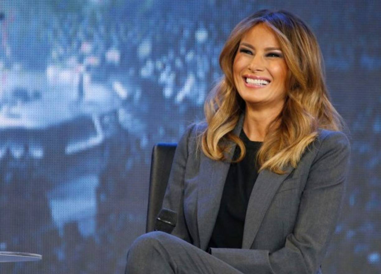 Antes de ser modelo y llevar una vida del lujo, Melania Knauss, vivía en un modesto apartamento en un bloque de pisos con su familia en el pueblo de Sevnica. Es hija de Viktor Knavs, que trabaja en un concesionario de coches, y de Amalija, en una fabrica textil.