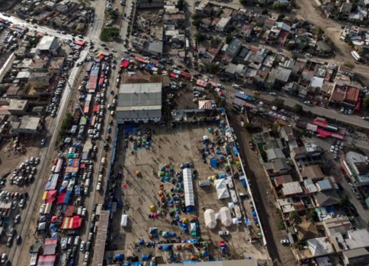Una vista aérea del albergue de migrantes en Tijuana.