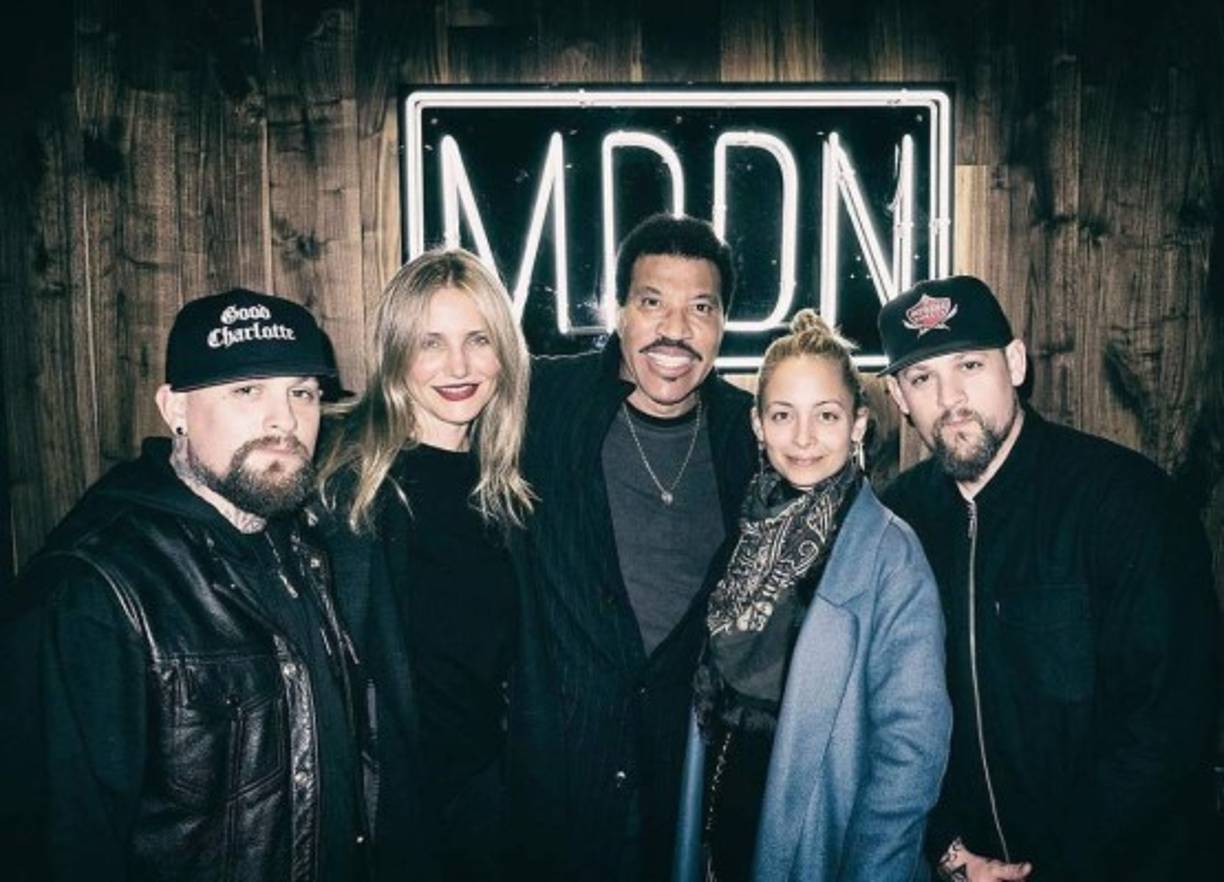 Cameron Diaz compartió una foto junto a su esposo Benji Madden, Lionel y Nicole Richie y su esposo Joel Madden.