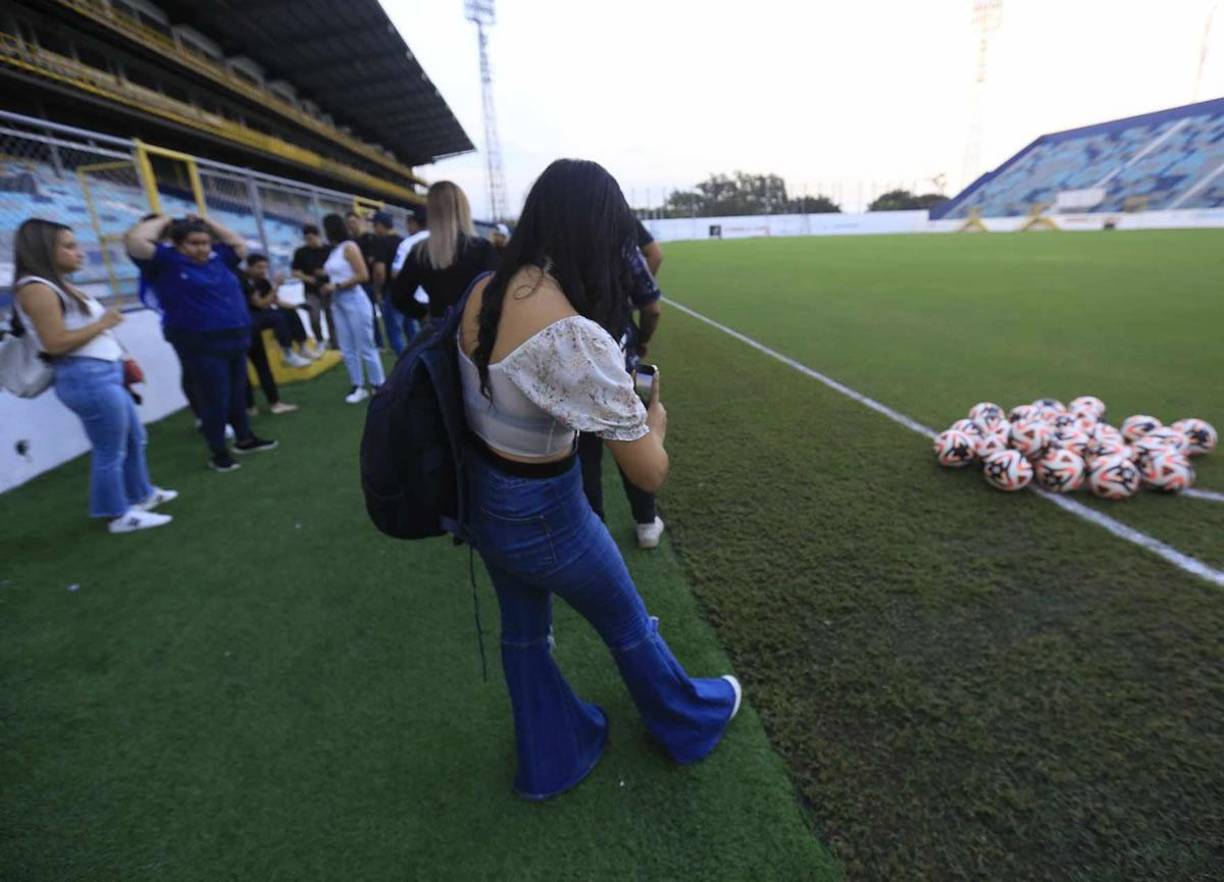 El entrenamiento de la Bicolor contó con unas ganadoras de un concurso de patrocinadores para ver a los seleccionados en acción.