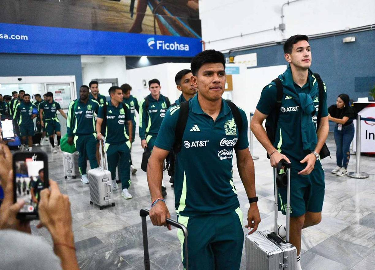 Los seleccionados mexicanos arribaron pasadas las 8.00 de la noche al aeropuerto internacional Ramón Villeda Morales de San Pedro Sula.