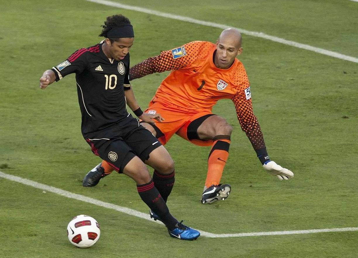 La información citada apunta a que el tricampeón de la Copa Oro y ganador de la medalla dorada en los Juegos Olímpicos de Londres 2012 con México es copartícipe de Procura, compañía de químicos que vende sus productos a PEMEX.