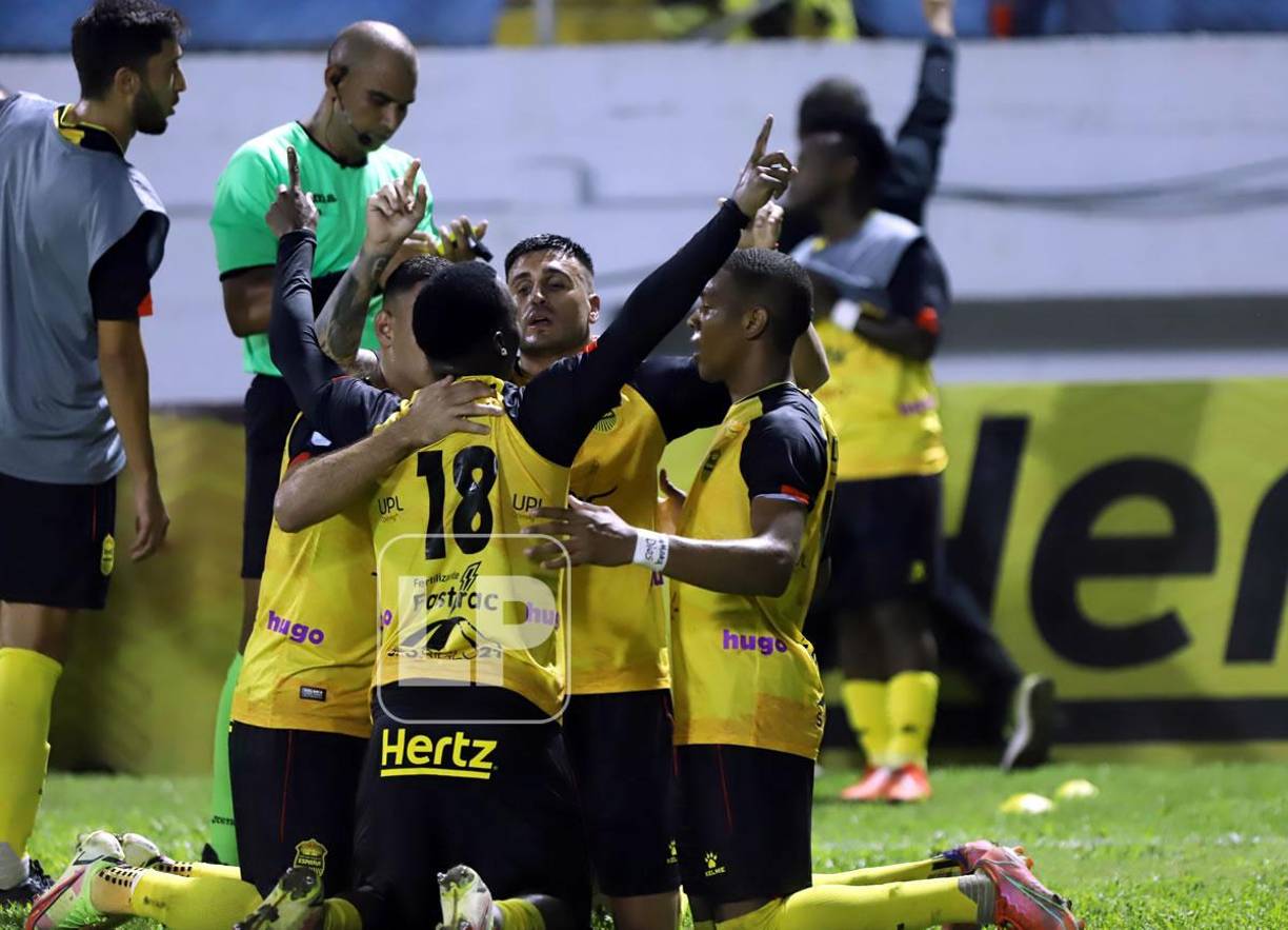 Los jugadores del Real España celebrando el gol de Ramiro Rocca.