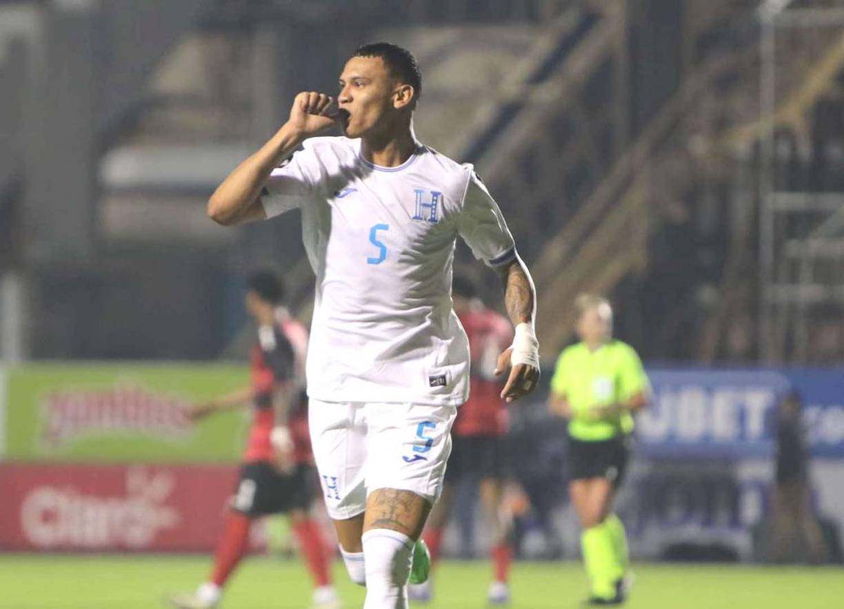 La dedicación especial de Kervin Arriaga para su pequeño hijo que estaba en el estadio Nacional Chelato Uclés.