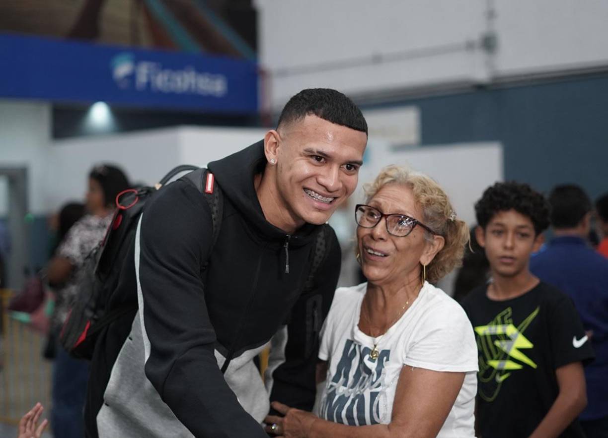 Kervin Arriaga posó muy alegre con aficionados en el aeropuerto Ramón Villeda Morales.