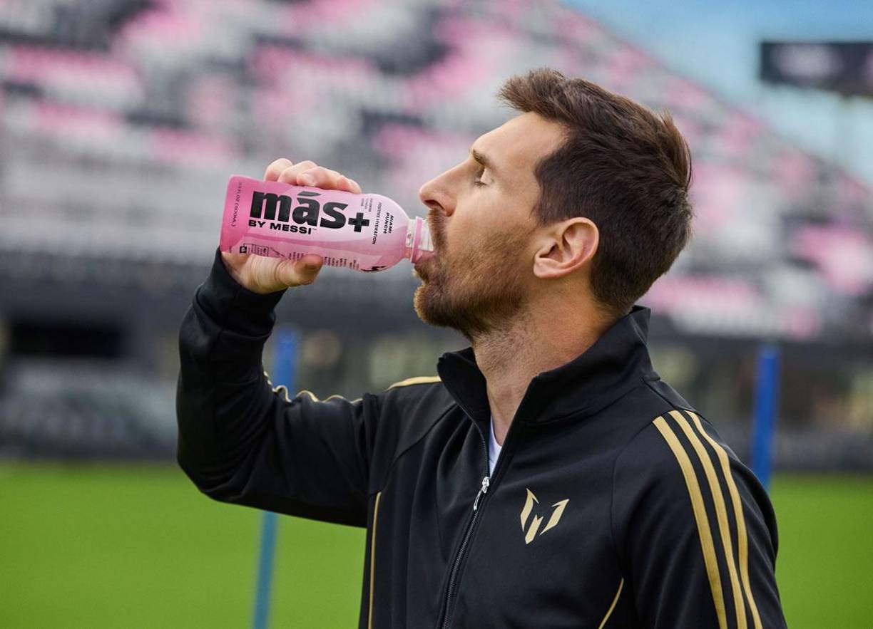 1. Bebida hidratante ‘Más+ by Messi’. En junio de 2024, Messi lanzó Más+ by Messi, una bebida hidratante diseñada para competir en el mercado de bebidas deportivas. Este producto refleja su interés en el bienestar y la nutrición deportiva. 
