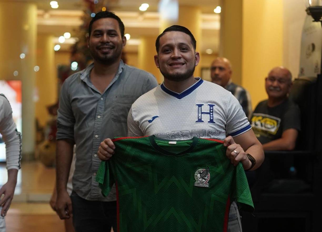 Un hincha hondureño se presentó en el hotel de concentración con la camiseta de la Selección de México.