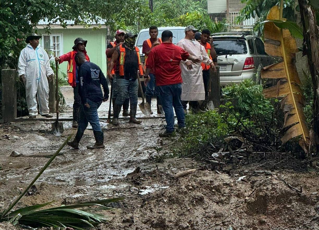 Mientras tanto, el Centro Nacional de Huracanes de Estados Unidos advirtió sobre inundaciones mortales en Honduras. 