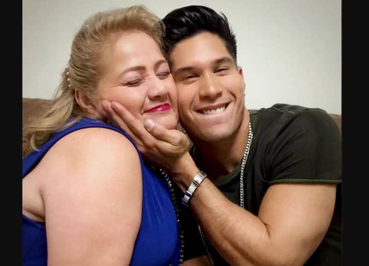 “Ella lo recibió en el aeropuerto y tengo entendido que ella le entregó droga, y sí se la entregó porque cuando mi hijo se levantó a la mañana siguiente yo le encontré una bolsa así grandota, y la que se lo suministró fue ella porque más nadie vino ese día a mi casa, sino ella, como la noviecita de él, a hacérmele daño”, prosiguió contundente.