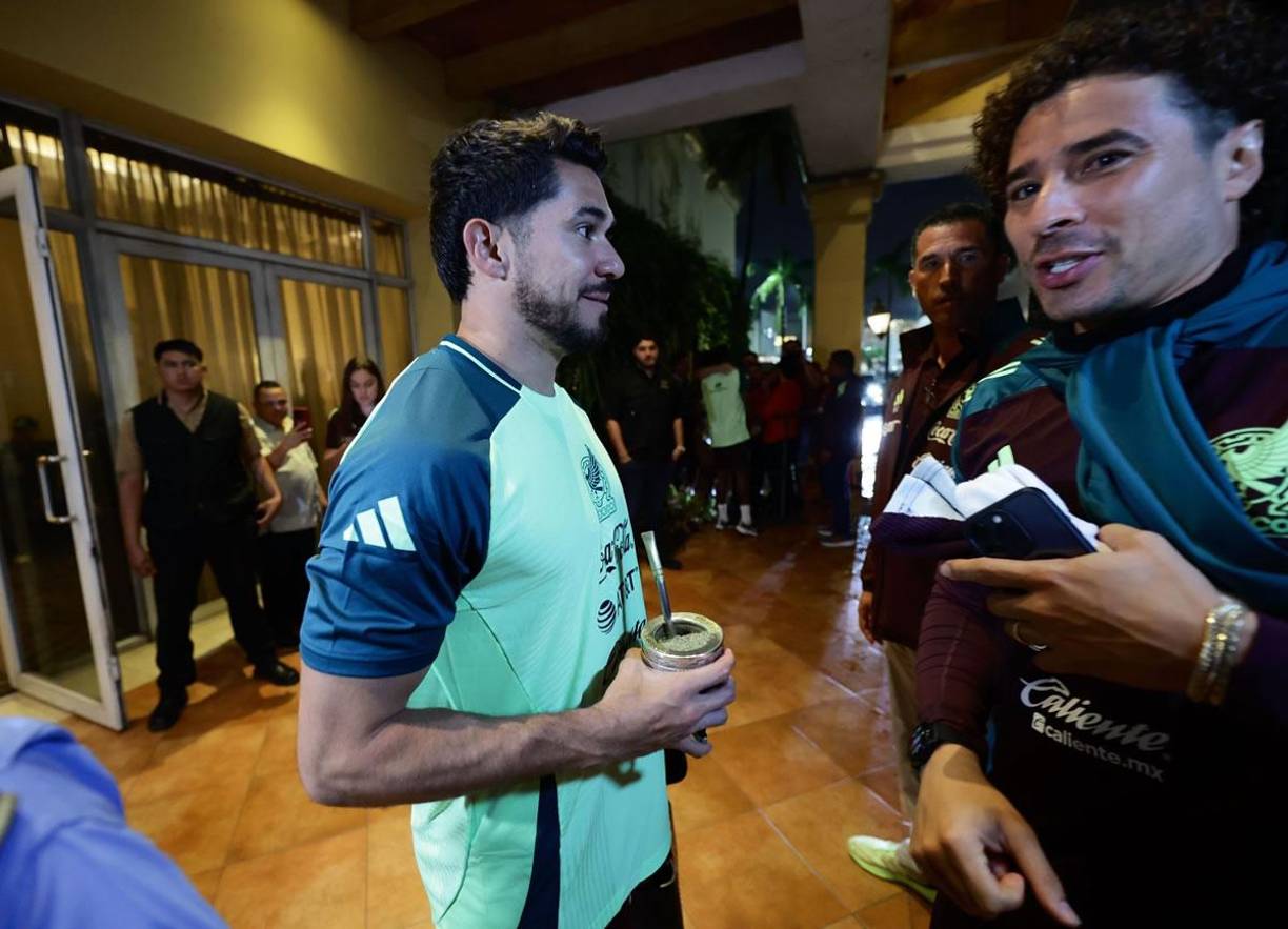 Henry Martín, delantero mexicano del América, salió del hotel tomando mate como lo hacen los argentinos.