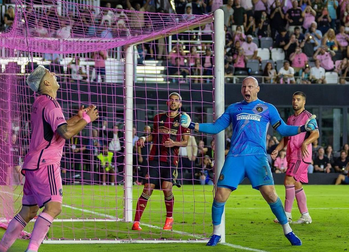 Brad Guzan, con un grito eufórico tras salvar su arco ante Luis Suárez. El uruguayo no pudo con el veterano portero estadounidense.