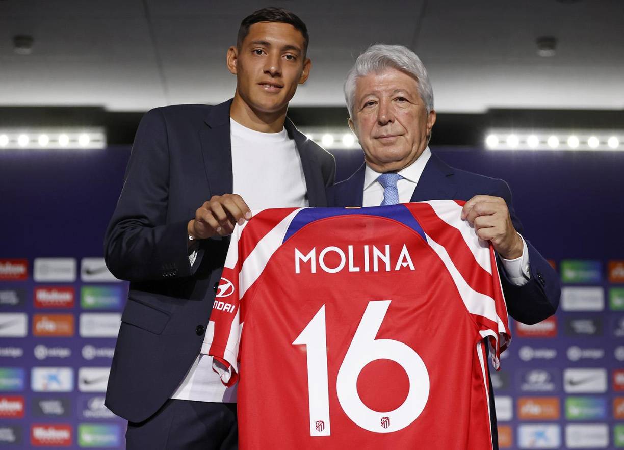 Nahuel Molina, que llevará el dorsal 16, fue presentado por el Atlético de Madrid ante los medios de comunicación en el Wanda Metropolitano. El jugador argentino se vistió de gala y comienza una nueva etapa en el conjunto colchonero, con el que ya ha podido entrenar en los últimos días. “Es un honor que un cuerpo técnico como el del Cholo se fije en mí”, dijo.