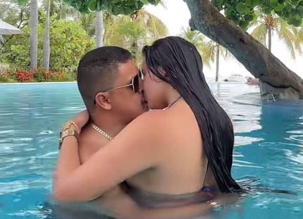 Fue el periodista hondureño, Jaime Portillo, en su programa “OMG! Honduras”, quien reveló que hace unos meses vio a Javian acompañado de otra reconocida presentadora hondureña en un aeropuerto del país. 