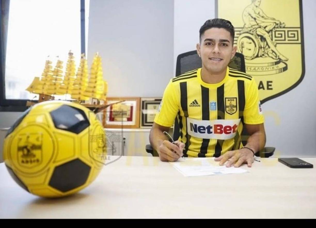 Luis Palma estampó su firma por los próximos cuatro años y medio. El jugador hondureño se mostró feliz tras fichar por el Aris Salónica de Grecia.