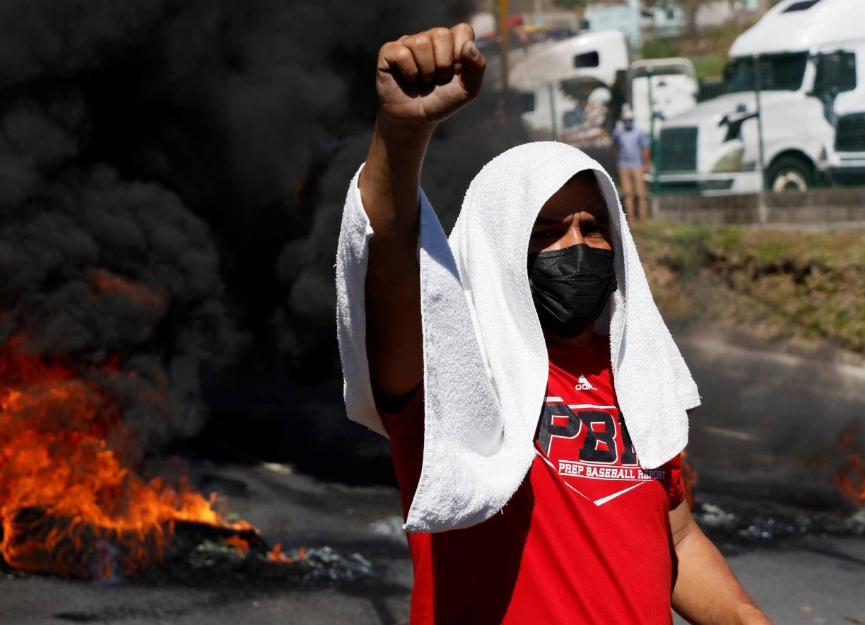 El ministro de Educación, Daniel Sponda, le dijo a los maestros que pudieron pasar a la sede del Ejecutivo, que sus problemas serán resueltos, aunque no precisó cuándo tendrán el acuerdo que reclaman.