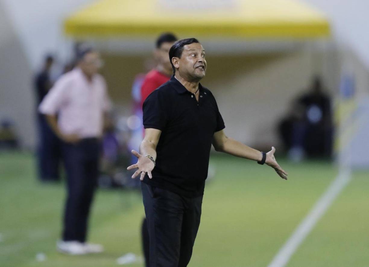 El entrenador costarricense Jeaustin Campos, reaccionado durante el duelo del Real España contra el Victoria. No la pasó bien el tico.