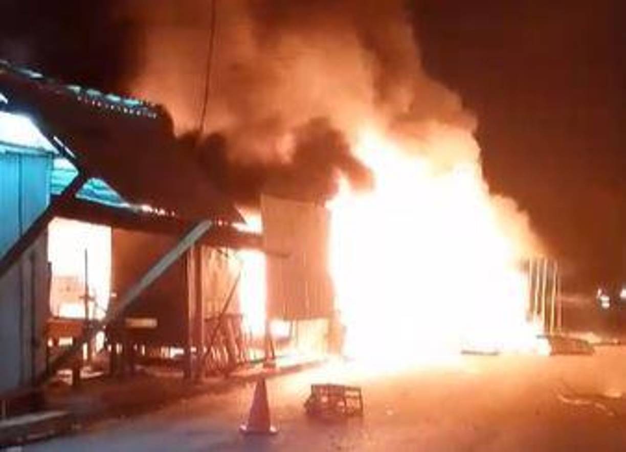 El incendio comenzó a eso de las 11:00 pm del miércoles y se extendió en la madrugada de este jueves 31 de octubre. 