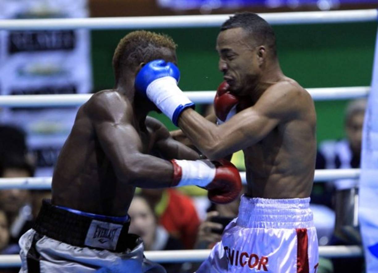 El boxeador hondureño asestó sendos golpes al colombiano.