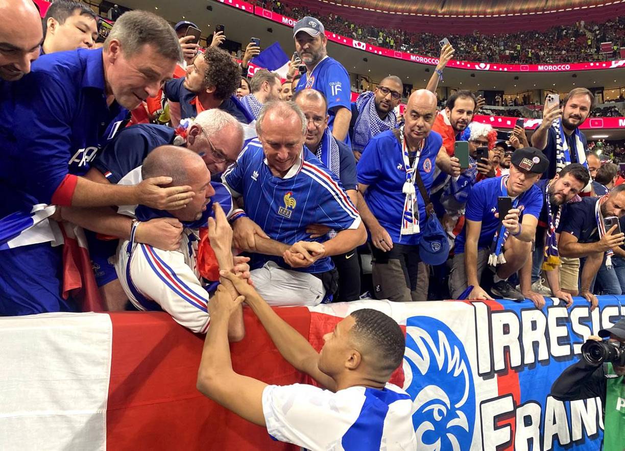El aficionado quedó afectado por el pelotazo que recibió en el rostro. Mbappé tuvo un gran gesto y se acercó para ver como se encontraba.