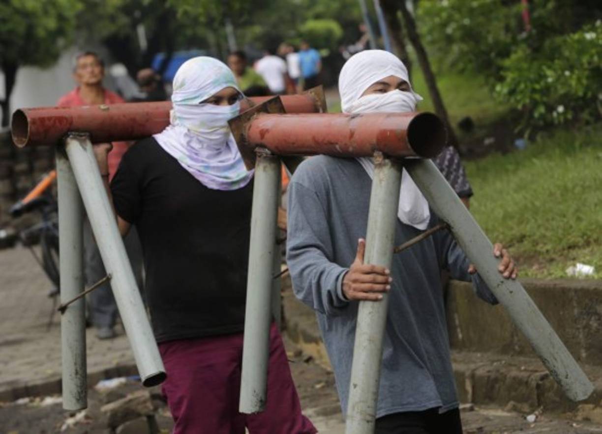 Decenas de soldadores se dedican a hacer morteros, armas hechizas y 'miguelitos', un arma simple formada por cuatro o más púas metálicas afiladas de unos 16 centímetros de largo utilizada, sobretodo, para romper las ruedas de los vehículos.<br/><br/>