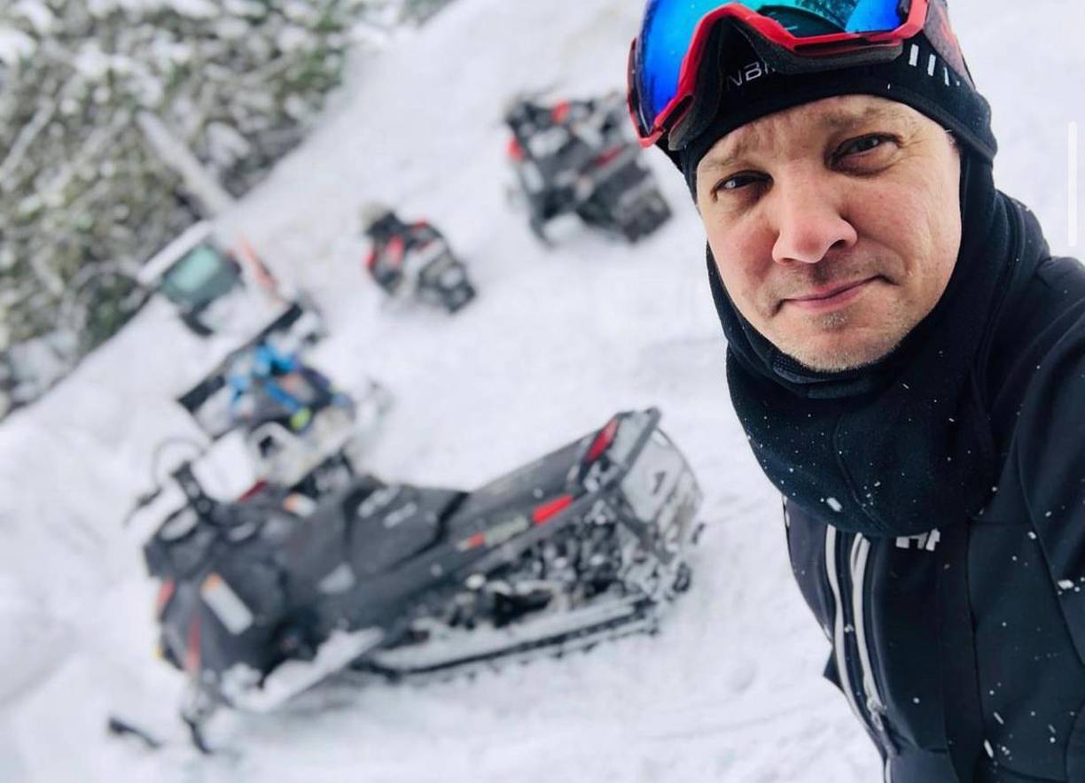 El 13 de diciembre, <b>Renner</b> tuiteó una foto de un coche sepultado por la nieve con el pie de foto “La nevada del lago Tahoe no es broma”.