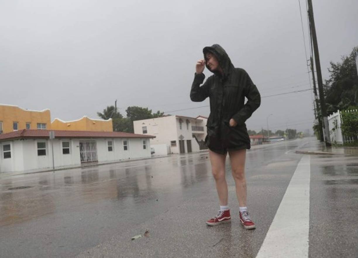 Jonvi Delsol echa un vistazo de cómo son los vientos huracanados.
