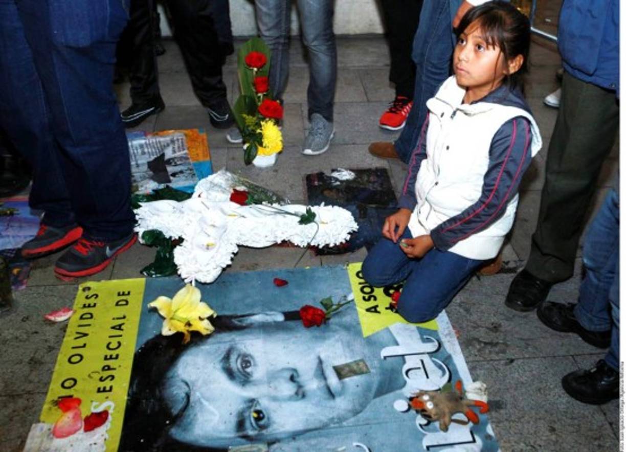 Miles esperan darle un último adiós a Juan Gabriel.