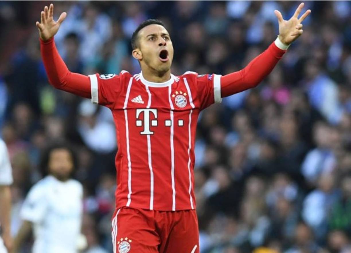 La salida de Andrés Iniesta este verano del Barcelona ha colocado a la dirección deportiva culé en la difícil tesitura de encontrar un sustituto de garantías. Y uno de ellos es Thiago Alcántara, según Mundo Deportivo. El diario ha colocado sobre la mesa el nombre del hispano-brasileño del Bayern Múnich, que podría volver al Camp Nou, en una operación que recordaría a la repatriación en su momento de Cesc Fábregas procedente del Arsenal, para apuntalar la medular con un hombre de la casa, que ha adquirido galones en el conjunto bávaro y que está llamado a ser uno de los líderes de la Roja en el Mundial de Rusia este verano. Foto AFP