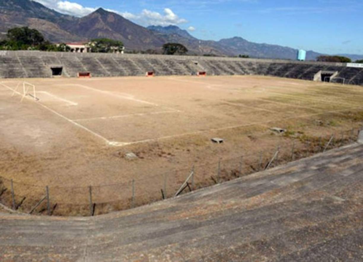Y en Honduras el Estadio Roberto Suazo Córdova: Ubicado en la ciudad de La Paz, Honduras, tiene capacidad para 20 mil espectadores, pero se encuentra abandonado.