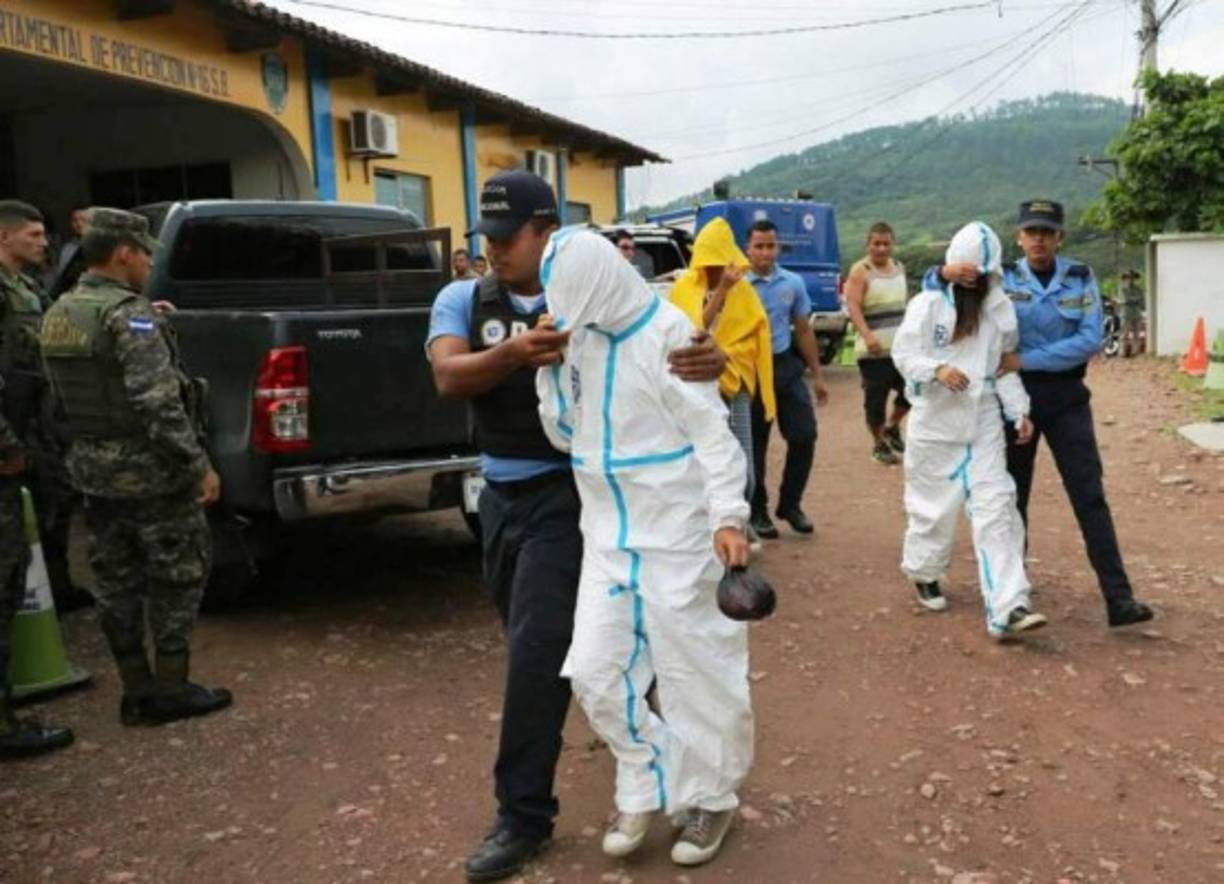 Las autoridades hondureñas ejecutaron este miércoles una serie de allanamientos para desbaratar un centro de operación que reclutaba menores para introducirlos a la estructura criminal de la Pandilla 18, según el comunicado emitido hoy por el Ministerio Público.<br/>
