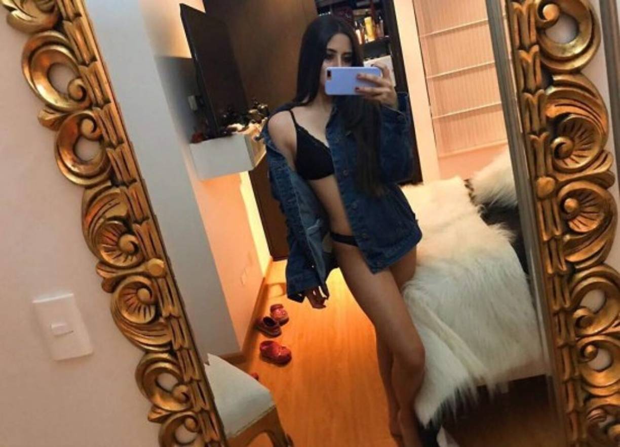 Su atractivo físico combinado con su talento lo ponen en el top de de las chicas atractivas de Colombia.