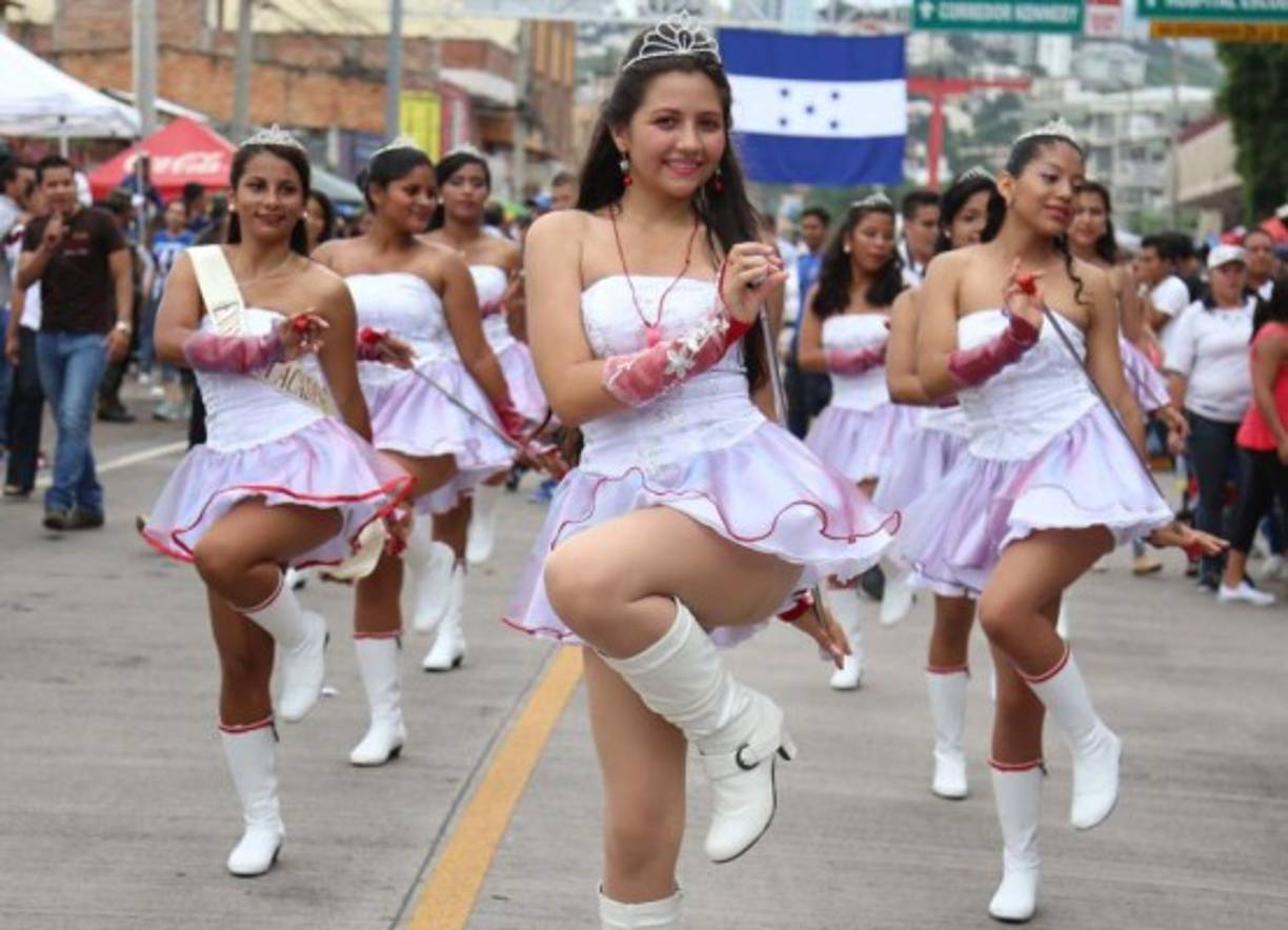 En la conmemoración del 196 aniversario de nuestra independencia, miles de estudiantes salieron a desfilar llenos de alegría, después de arduos meses de práctica para ofrecer un espectáculo cívico dedicado a Honduras.