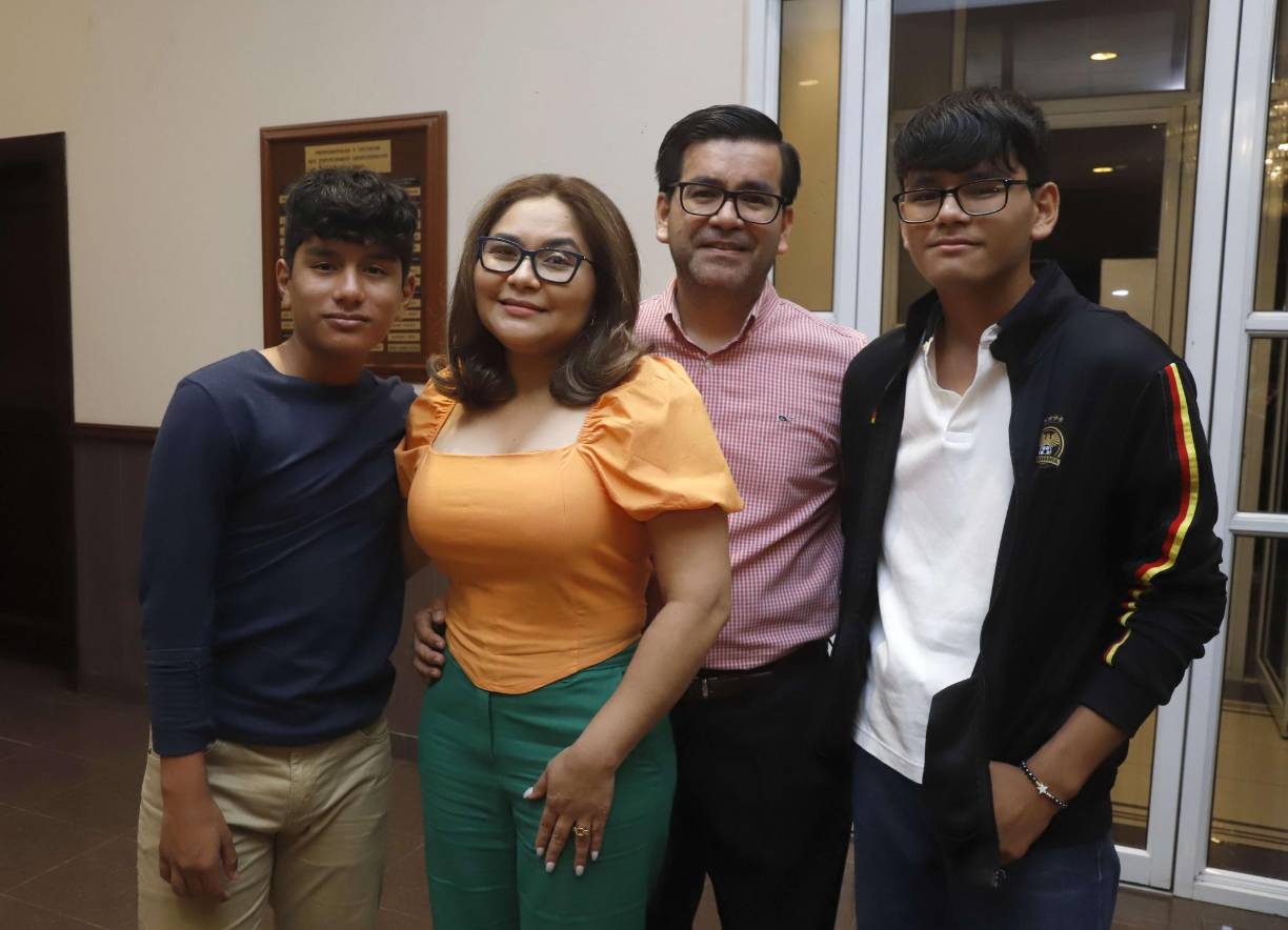 Elías, Miriam, Maynor y Diego Sabillón