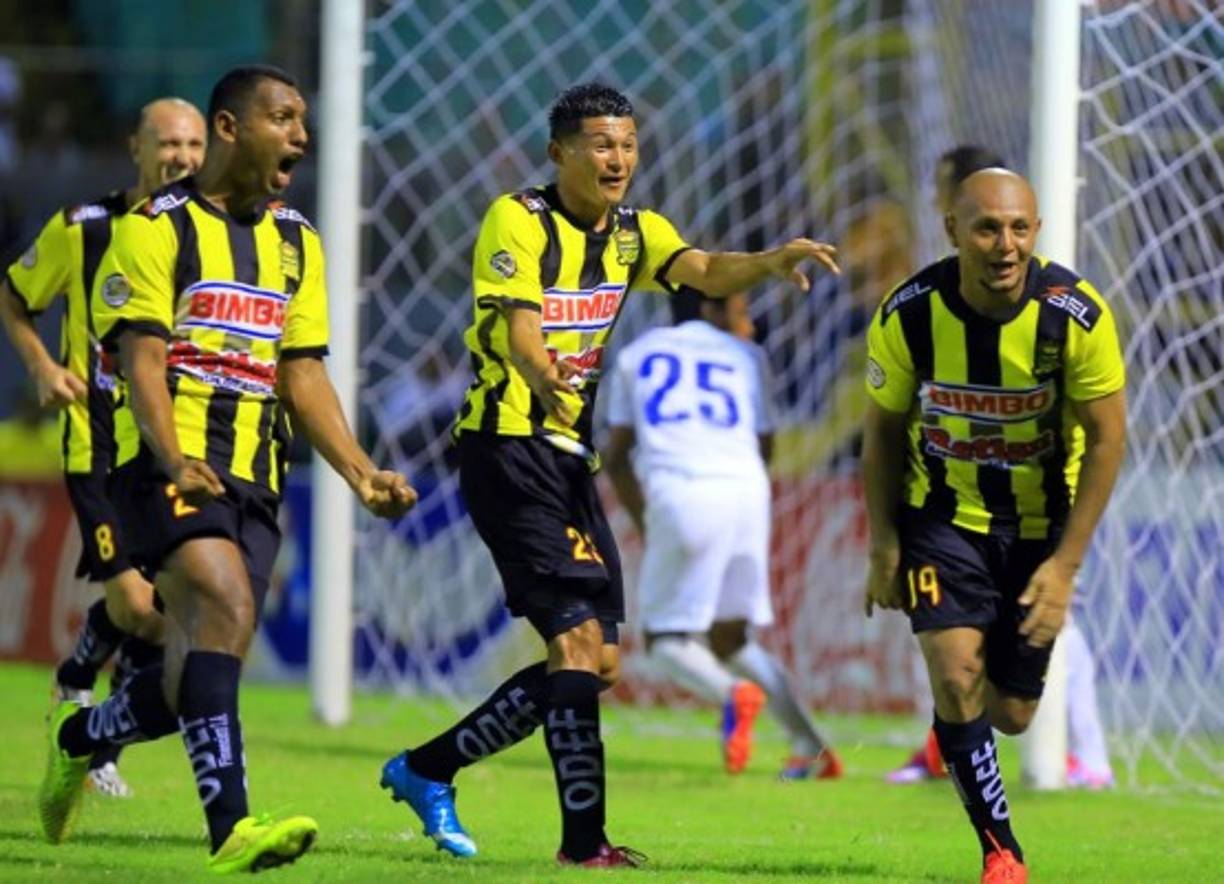 El festejo de Sergio Mendoza con sus compañeros.